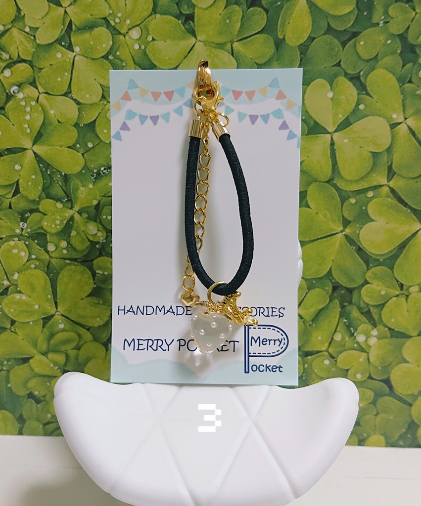 👑王冠とイチゴのポーチ🍓