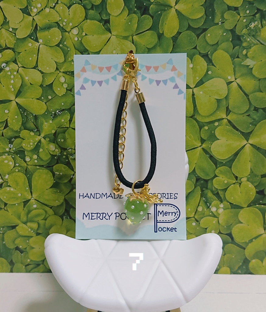 👑王冠とイチゴのポーチ🍓