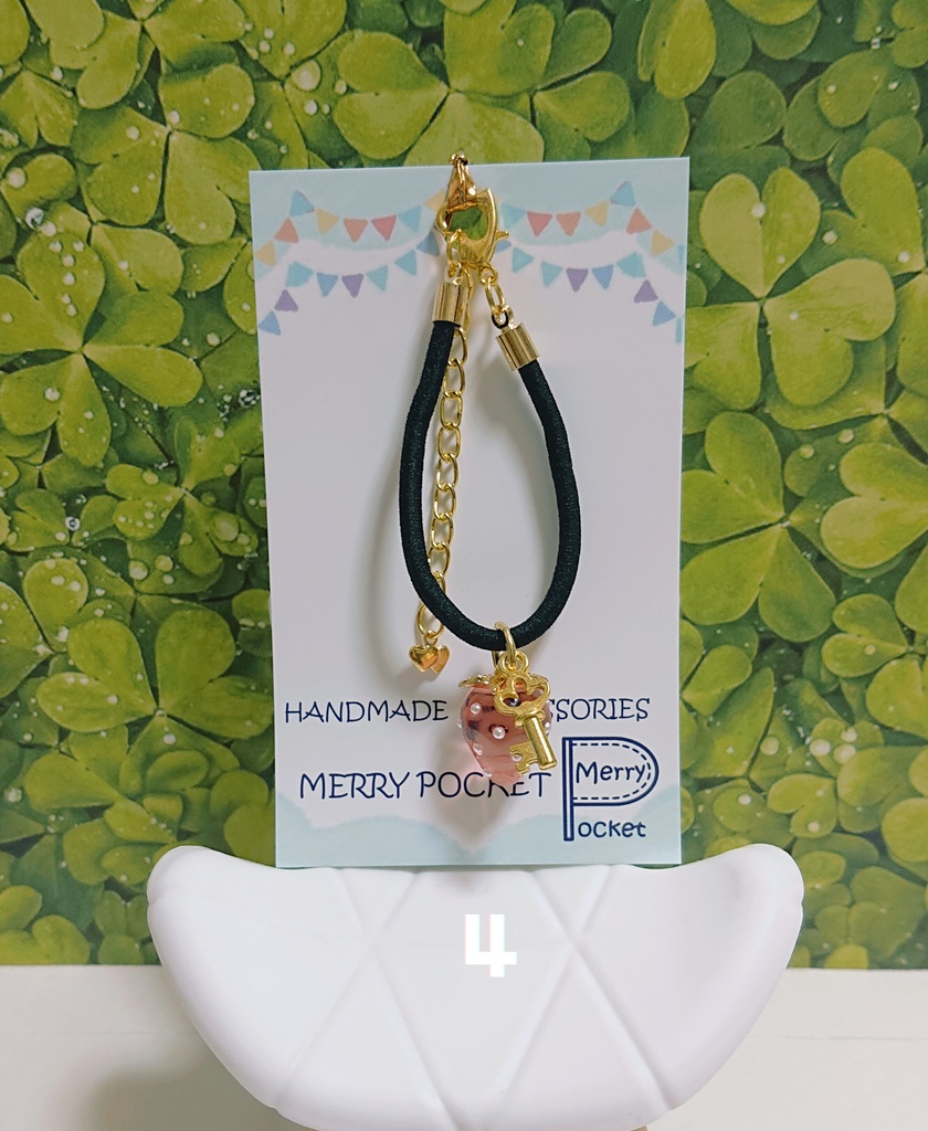 🗝️カギとイチゴのポーチ🍓