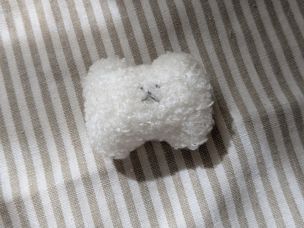 犬ふわふわピンバッジ(白もこ毛)