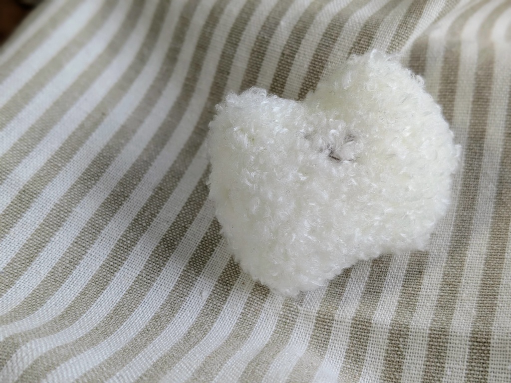 犬ふわふわピンバッジ(白もこ毛)