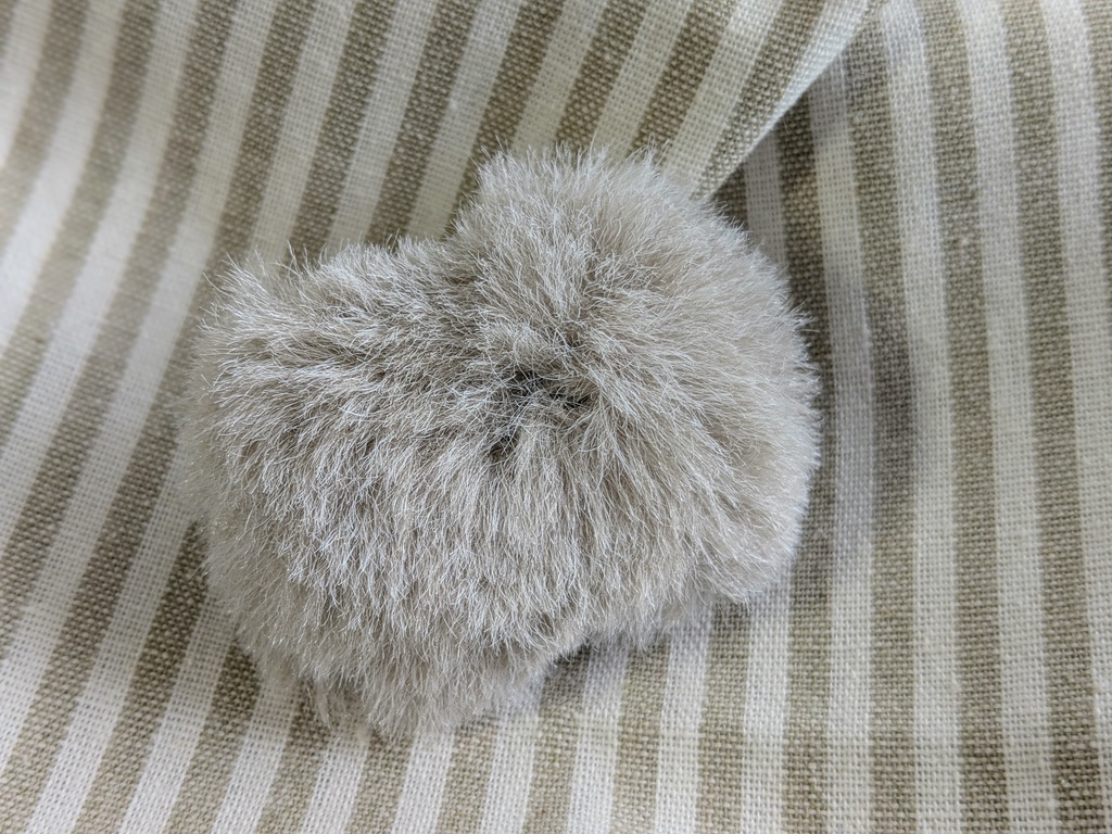 犬ふわふわピンバッジ(灰)