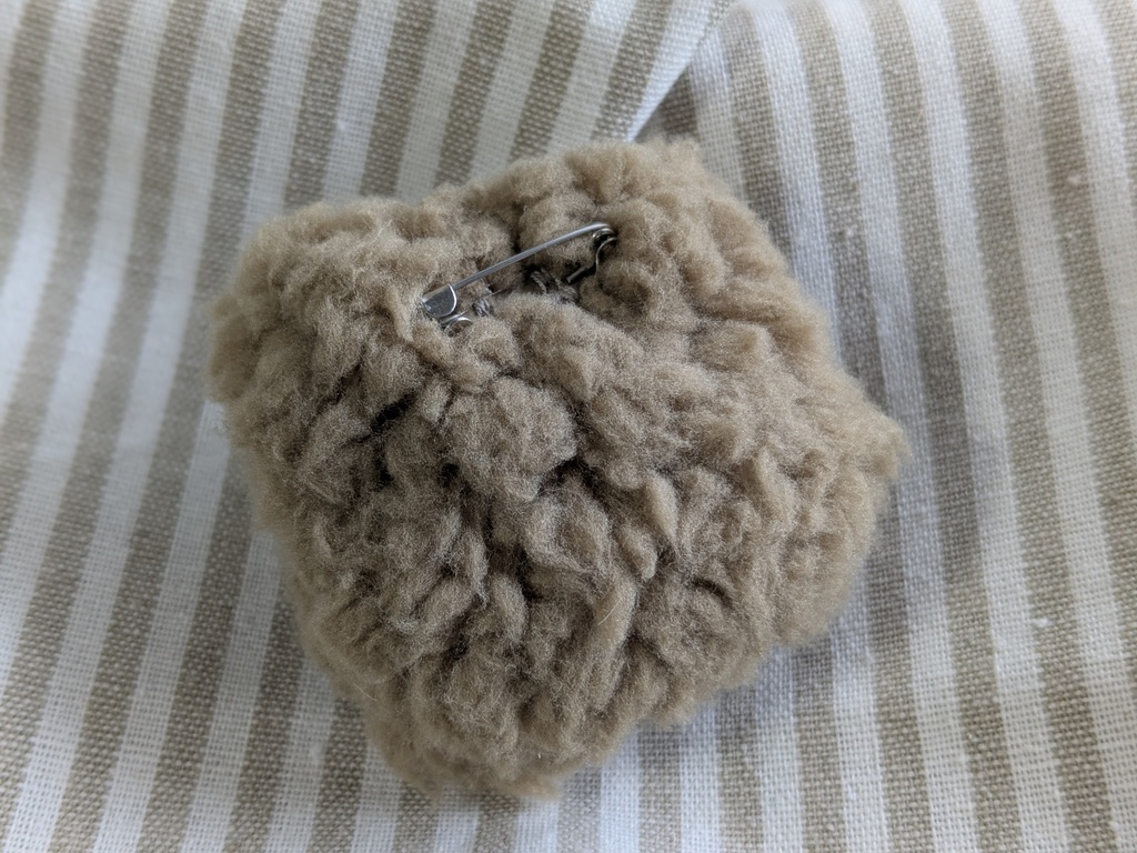 犬ふわふわピンバッジ(茶)