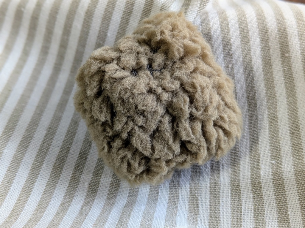 犬ふわふわピンバッジ(茶)