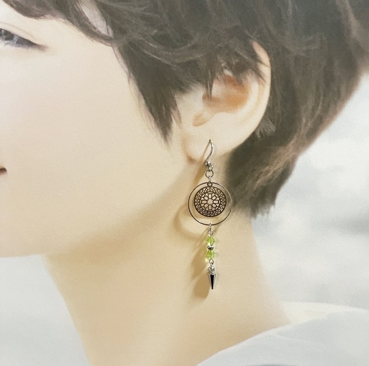 【ピアス イヤリング】ライトグリーン×シルバー ハンドメイド ニッケルフリー