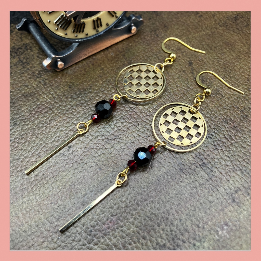【ピアス イヤリング】レッド　ブラック×ゴールド　ハンドメイド　ニッケルフリー