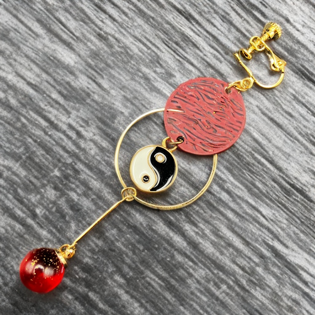 【3/20 アルトヴァリエで先行販売　後日BOOTHで通販予定】片耳イヤリング アシンメトリー ピアス穴不要　金属アレルギー対応　陰陽　個性派アクセ　中華風　レッド