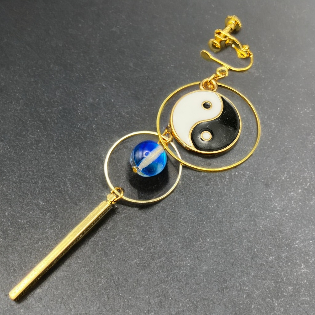 【3/20 アルトヴァリエで先行販売　後日BOOTHで通販予定】片耳イヤリング アシンメトリー ピアス穴不要　金属アレルギー対応　個性派アクセ　陰陽　ブルー　中華風