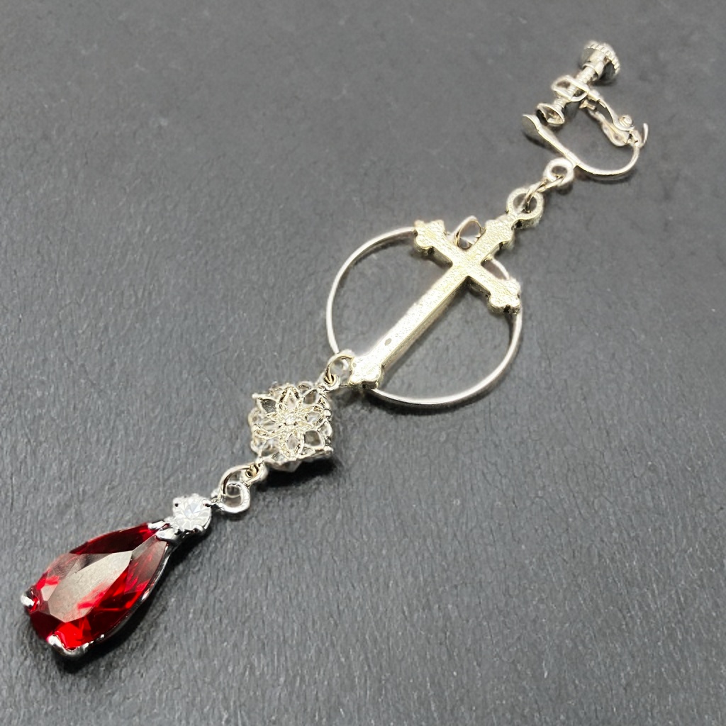 【3/20 アルトヴァリエで先行販売　後日BOOTHで通販予定】片耳イヤリング アシンメトリー ピアス穴不要　金属アレルギー対応　個性派アクセ　十字架　ゴシック　レッド