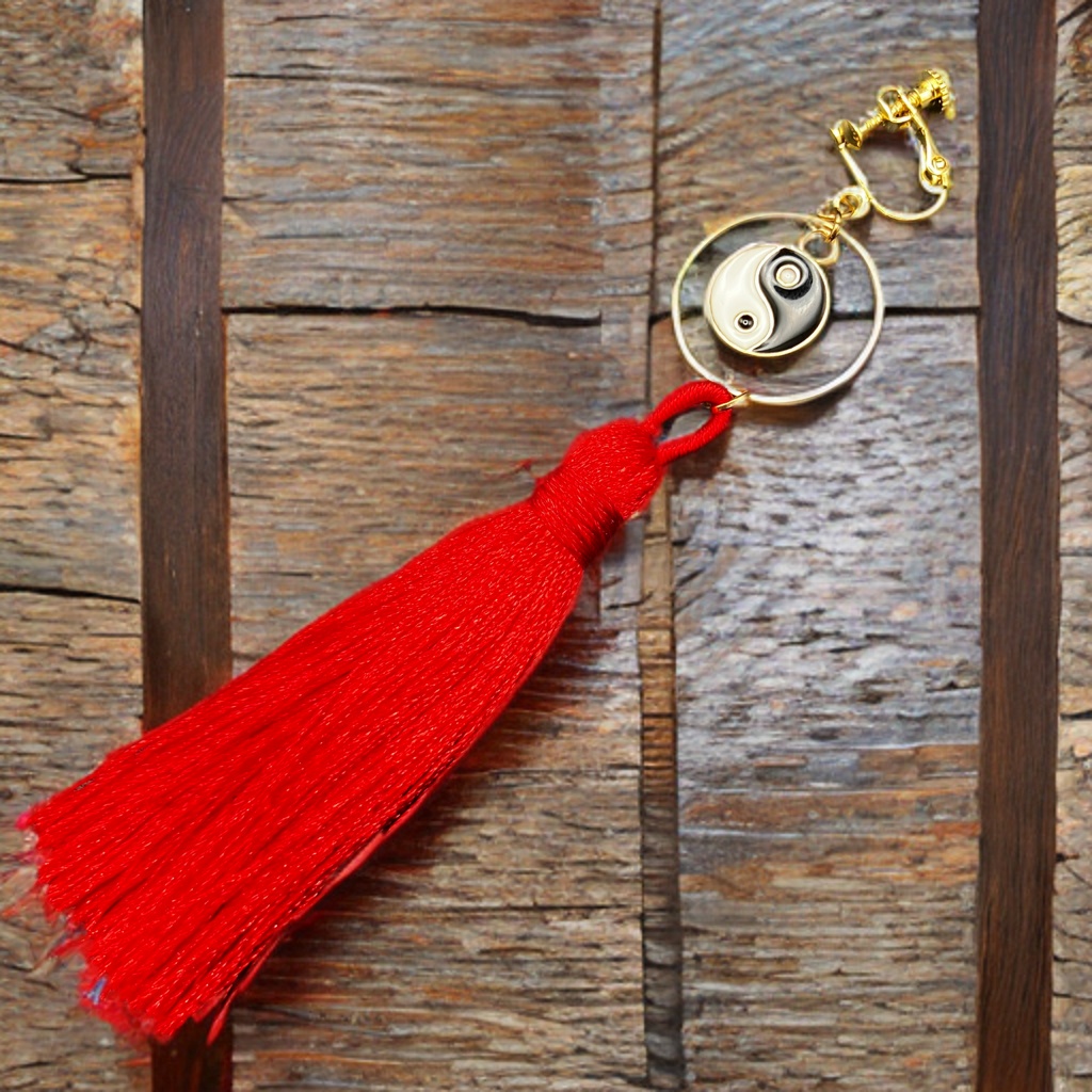 【3/20 アルトヴァリエで先行販売　後日BOOTHで通販予定】片耳イヤリング アシンメトリー ピアス穴不要　金属アレルギー対応　個性派アクセ　陰陽　中華風　レッド