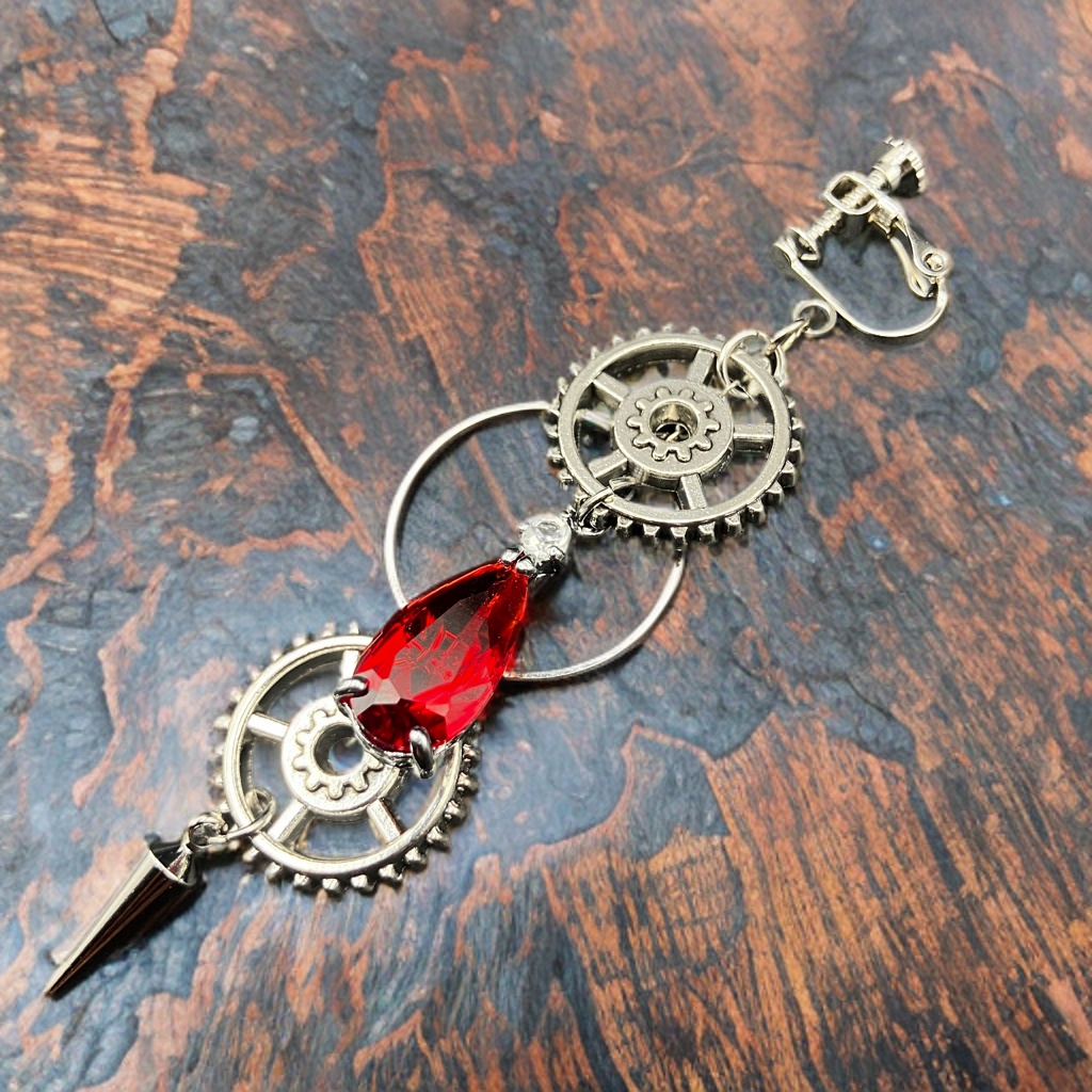 【3/20 アルトヴァリエで先行販売　後日BOOTHで通販予定】片耳イヤリング アシンメトリー ピアス穴不要　金属アレルギー対応　個性派アクセ　歯車　スチームパンク　レッド