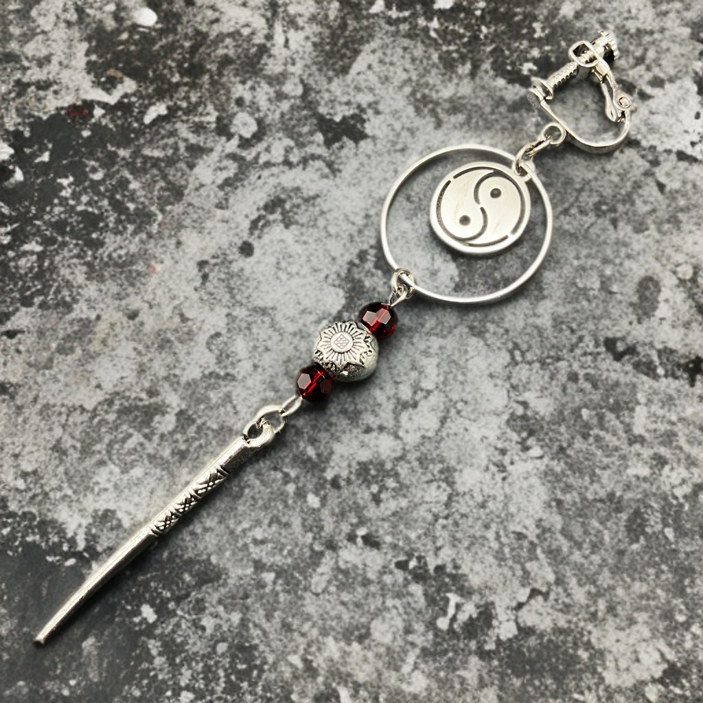 【3/20 アルトヴァリエで先行販売　後日BOOTHで通販予定】片耳イヤリング アシンメトリー ピアス穴不要　金属アレルギー対応　個性派アクセ　陰陽　中華風　レッド