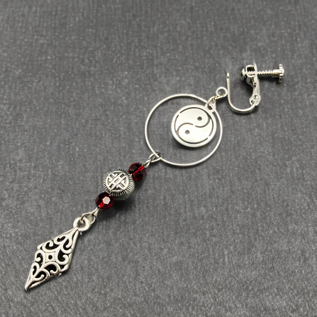 【3/20 アルトヴァリエで先行販売　後日BOOTHで通販予定】片耳イヤリング アシンメトリー ピアス穴不要　金属アレルギー対応　個性派アクセ　陰陽　中華風　レッド