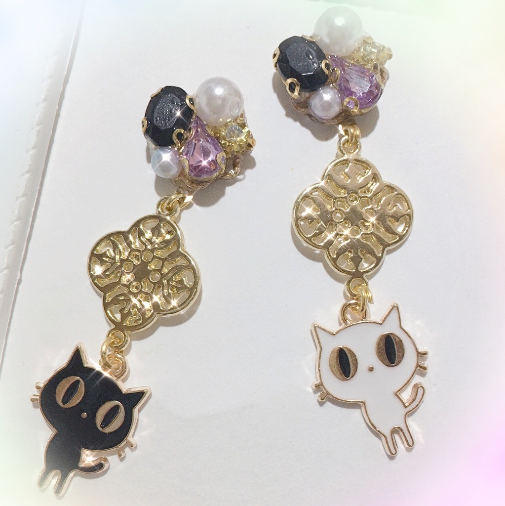 キラキラビジューと白黒ネコのチャームピアス*イヤリング 樹脂ピアス
