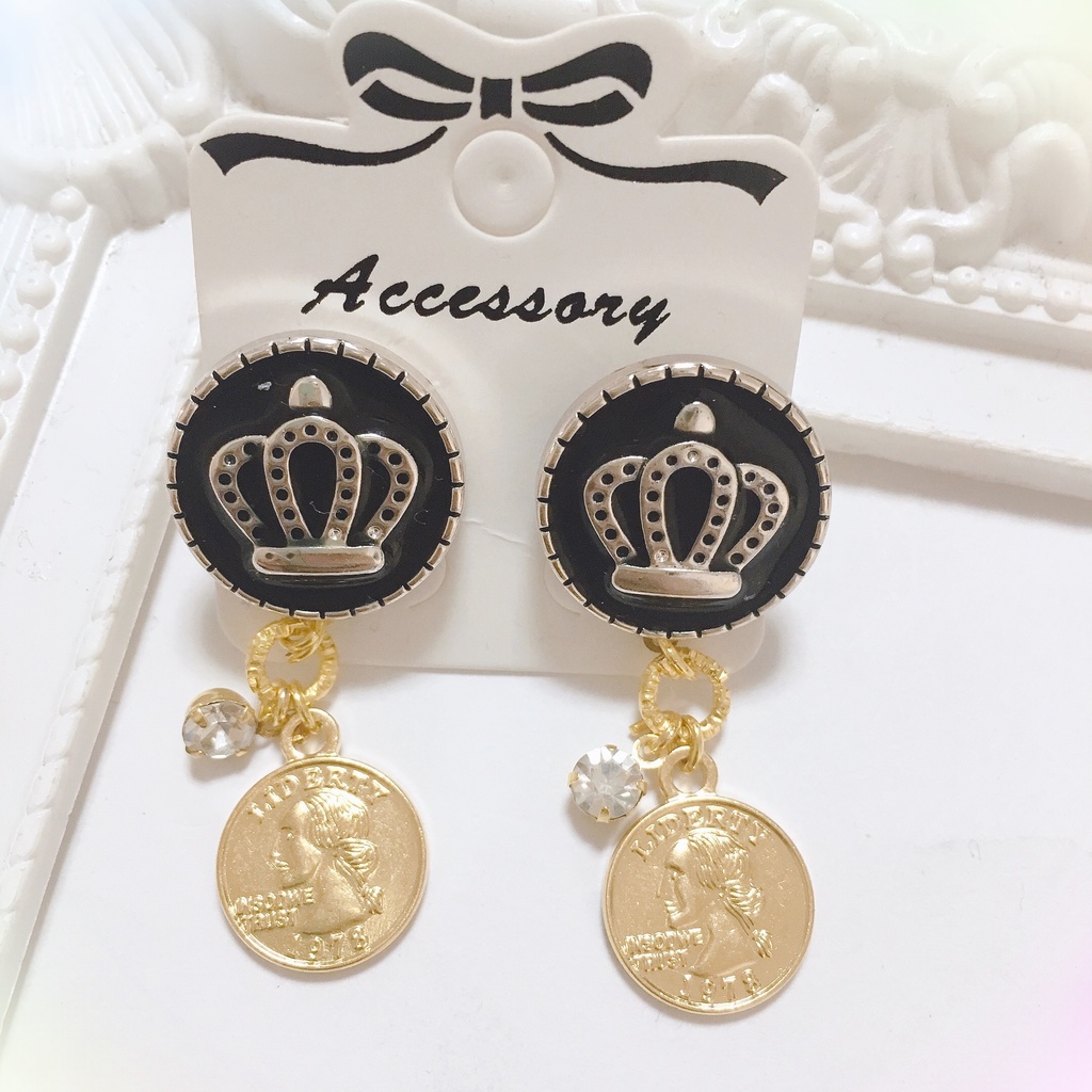 王冠カボションとコインチャームのピアス＊イヤリング 樹脂ピアス ノンホールピアス