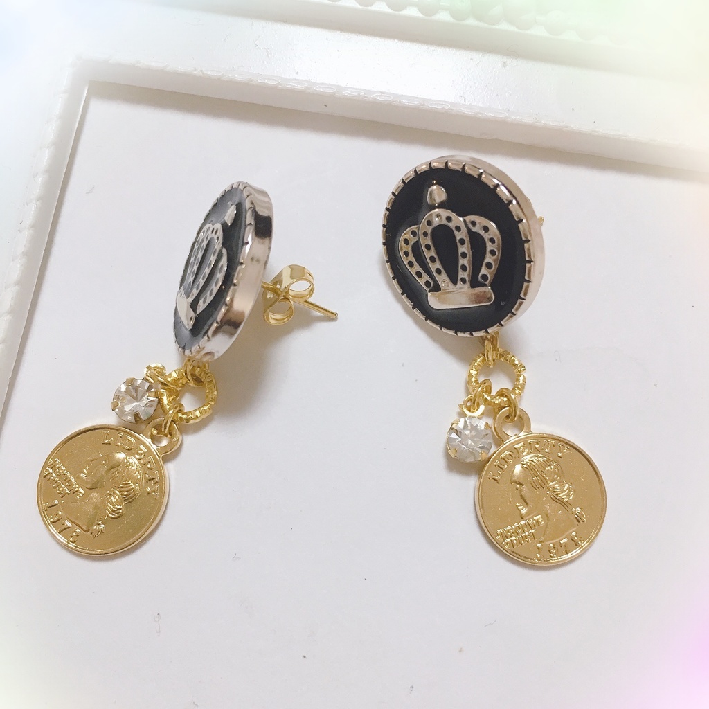 王冠カボションとコインチャームのピアス*イヤリング 樹脂ピアス ノンホールピアス