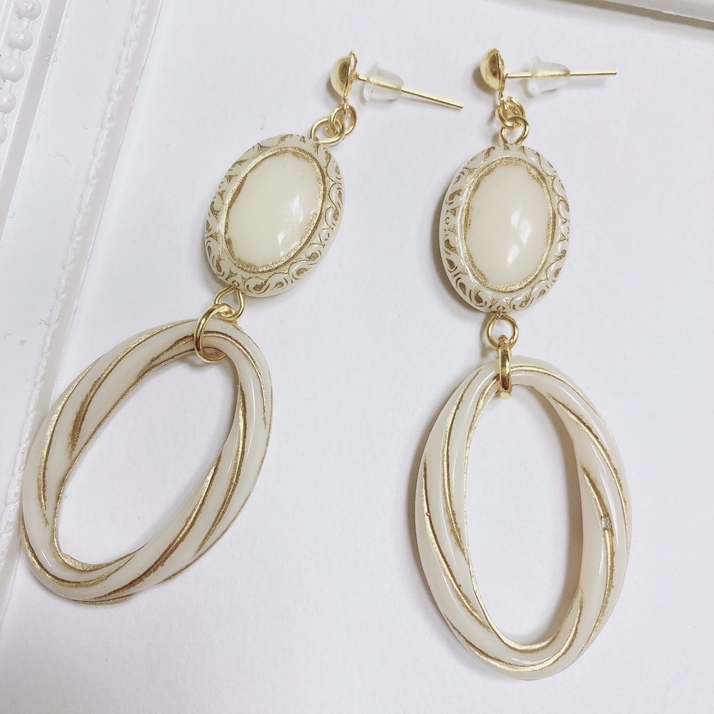 ベージュのオーバルリングピアス* イヤリング 樹脂ピアス ノンホールピアス