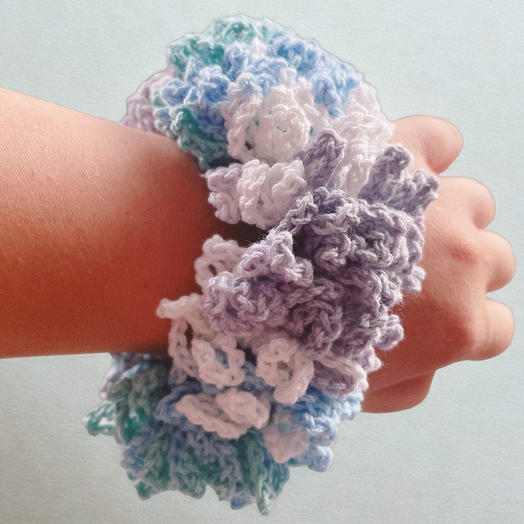 ふわっと華やか マルチカラーの手編みシュシュ