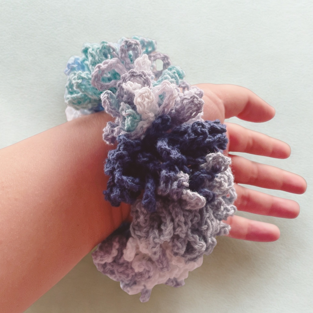 ふわっと華やか マルチカラーの手編みシュシュ