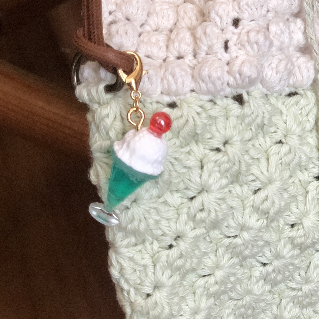 クリームソーダのサコッシュ