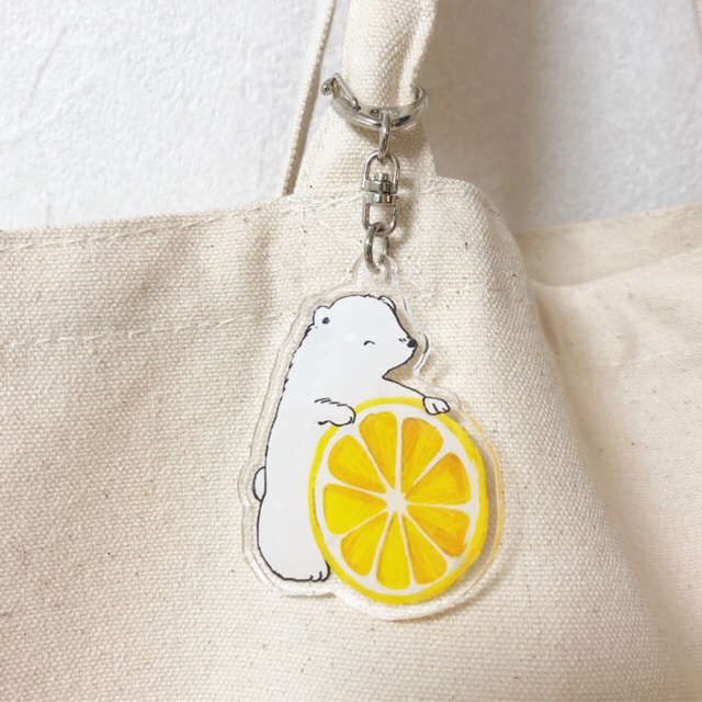 シロクマとフルーツのアクリルキーホルダー
