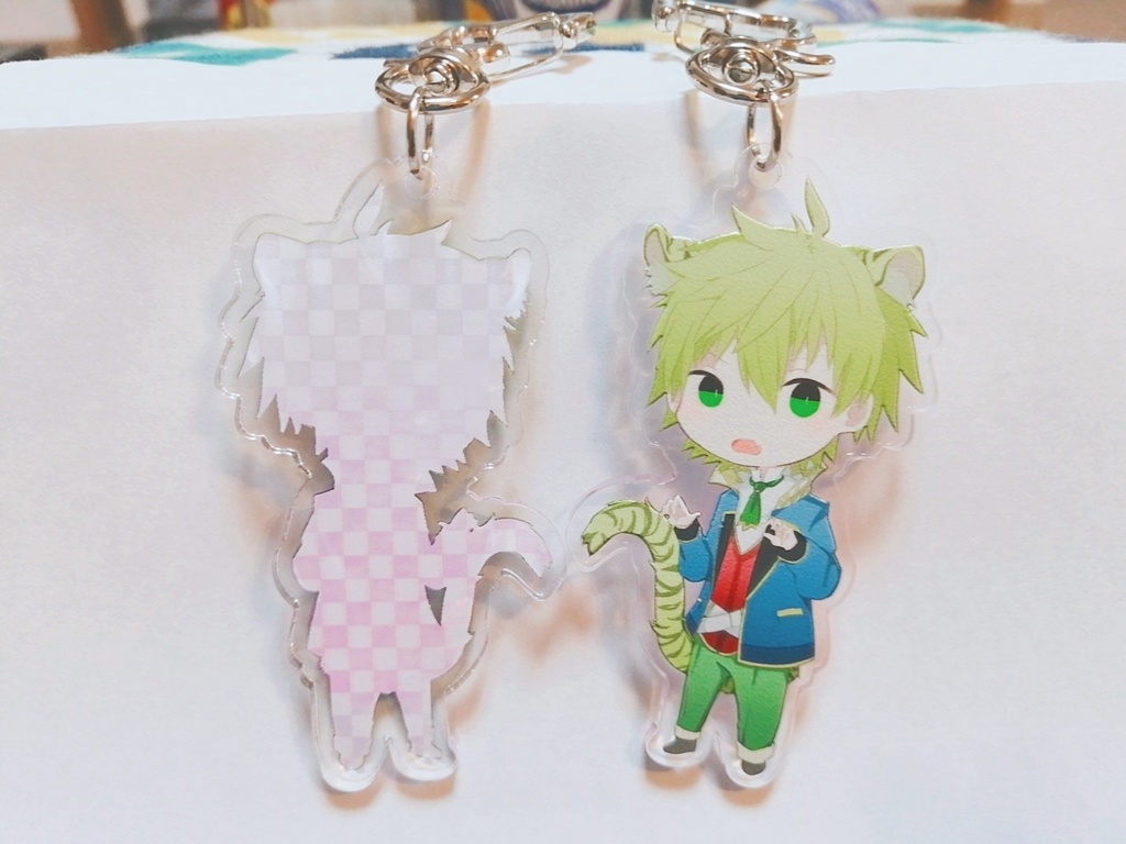明らかに耳が4つあるレヴォルくんのアクキー