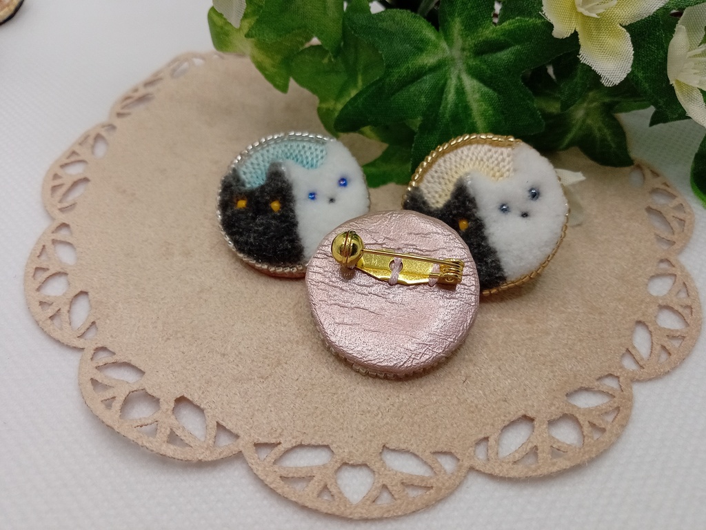 ミニネコブローチ丸型