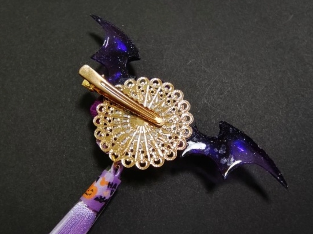 【つまみ細工】コウモリの羽と薔薇のヘアクリップ/ Tsumami Zaiku Rose and Bat Wing Hair Clip