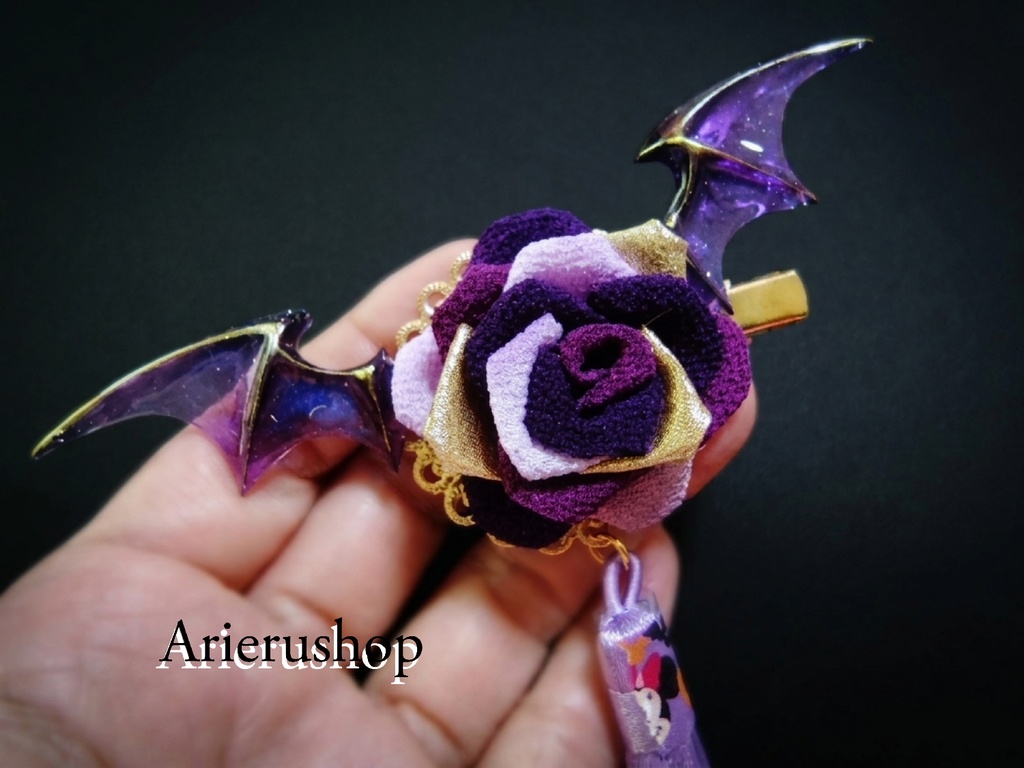 【つまみ細工】コウモリの羽と薔薇のヘアクリップ/ Tsumami Zaiku Rose and Bat Wing Hair Clip