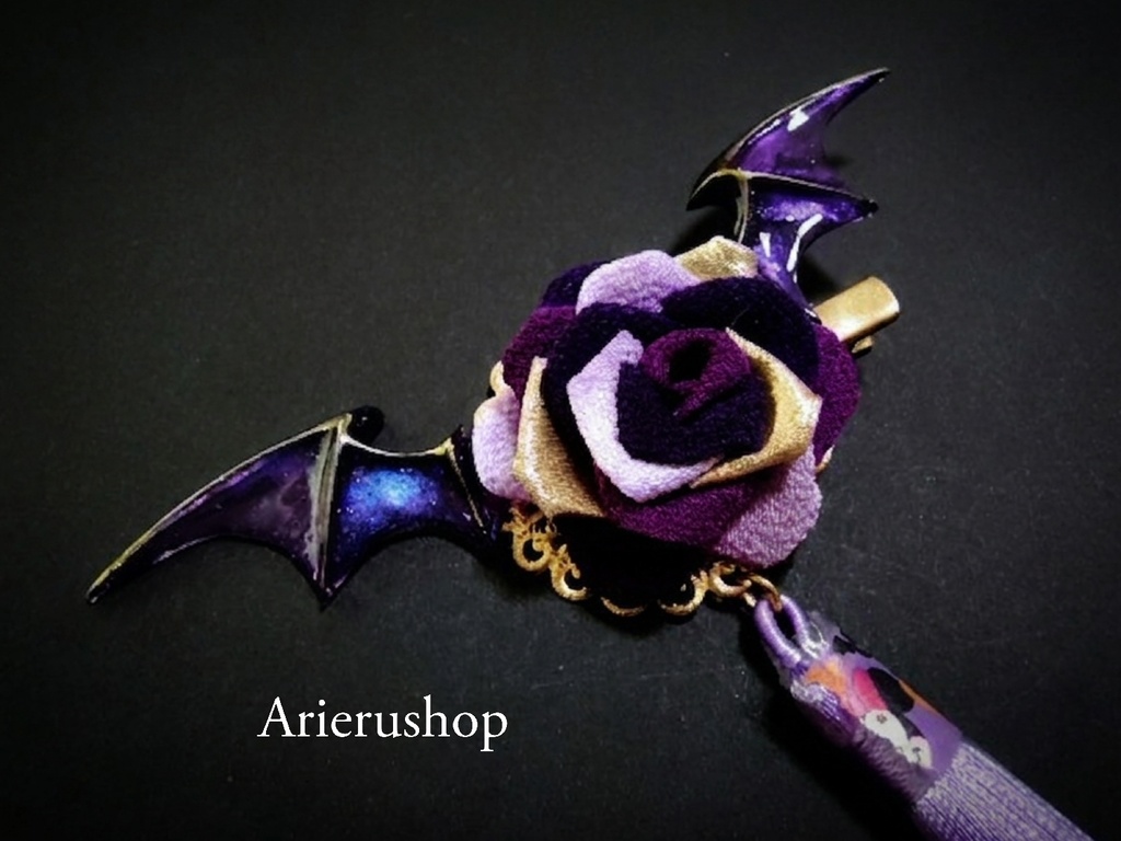 【つまみ細工】コウモリの羽と薔薇のヘアクリップ/ Tsumami Zaiku Rose and Bat Wing Hair Clip