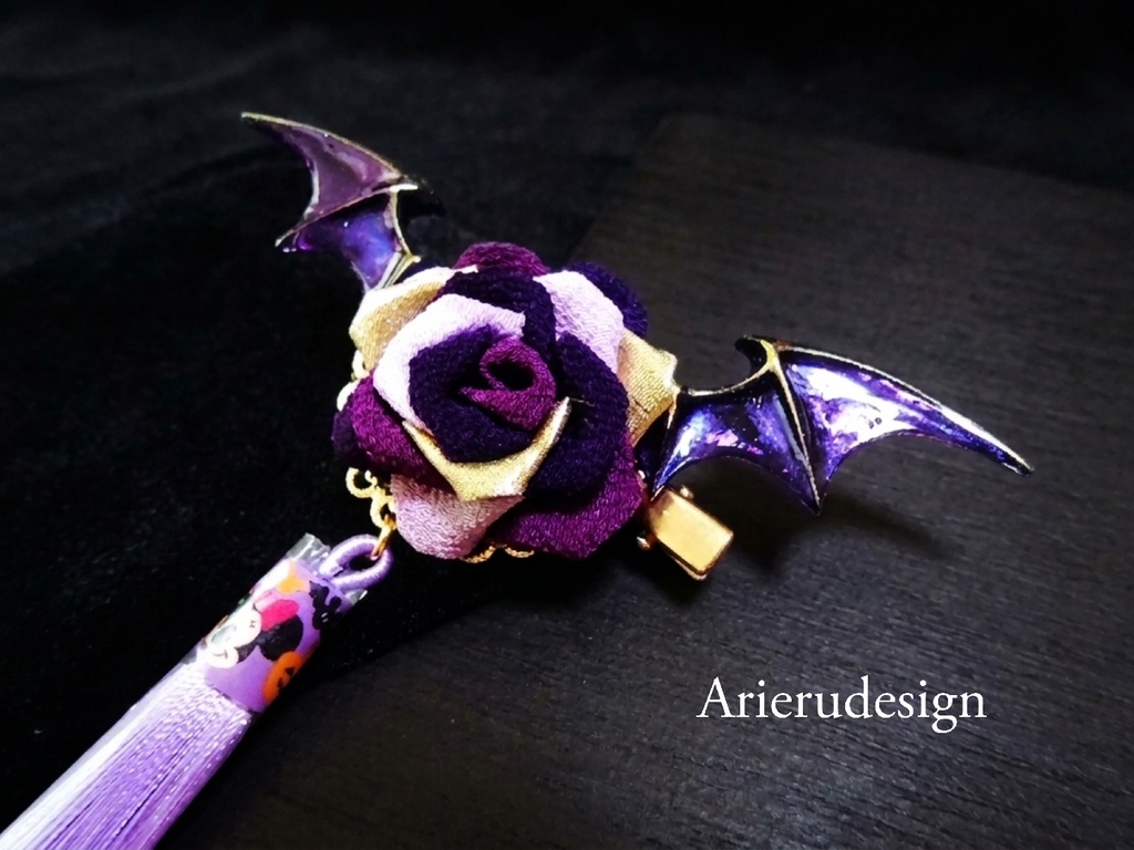 【つまみ細工】コウモリの羽と薔薇のヘアクリップ/ Tsumami Zaiku Rose and Bat Wing Hair Clip