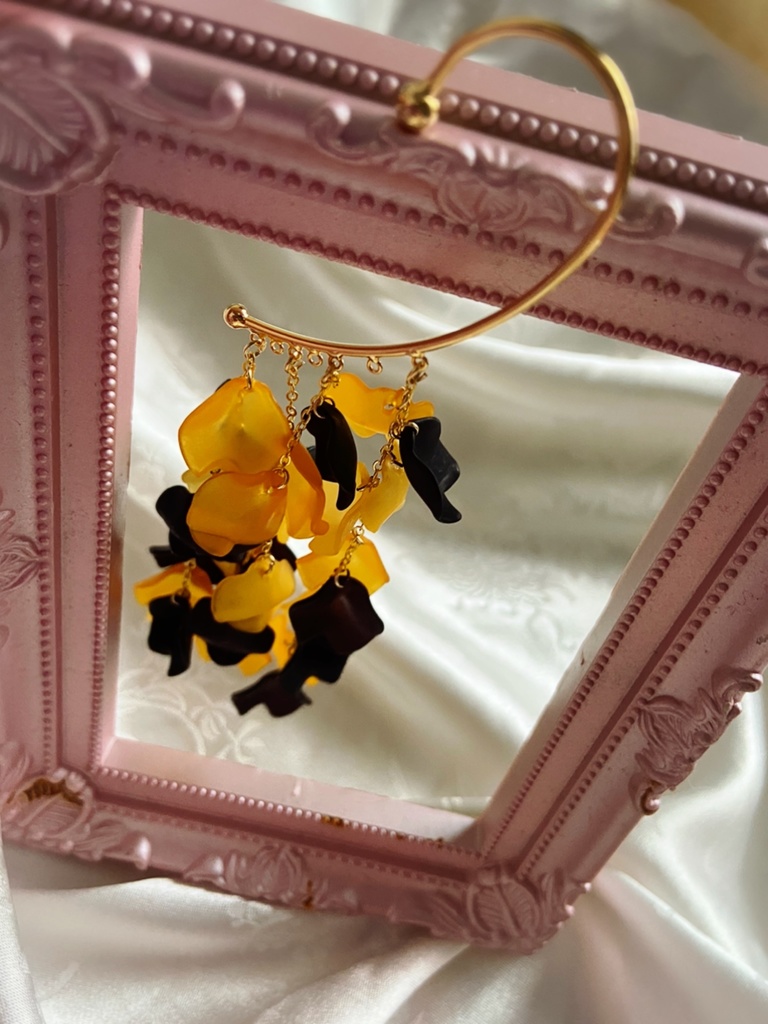 ツイステ　サバナクロー寮　モチーフ　花弁イヤーフック