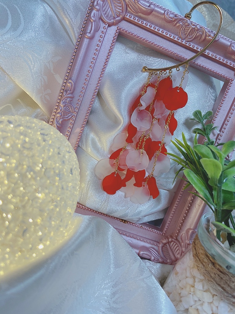 ツイステ　ハーツラビュル　リドル 花びらイヤーフック