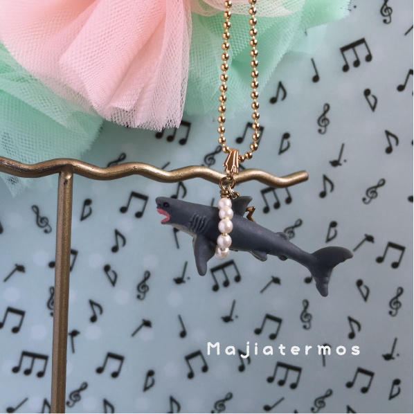 パールに捕まったサメ　＜ネックレス＞