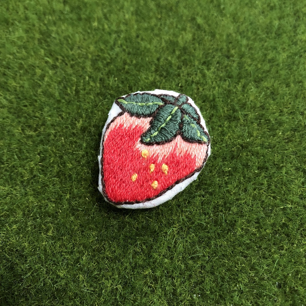 いちごブローチ