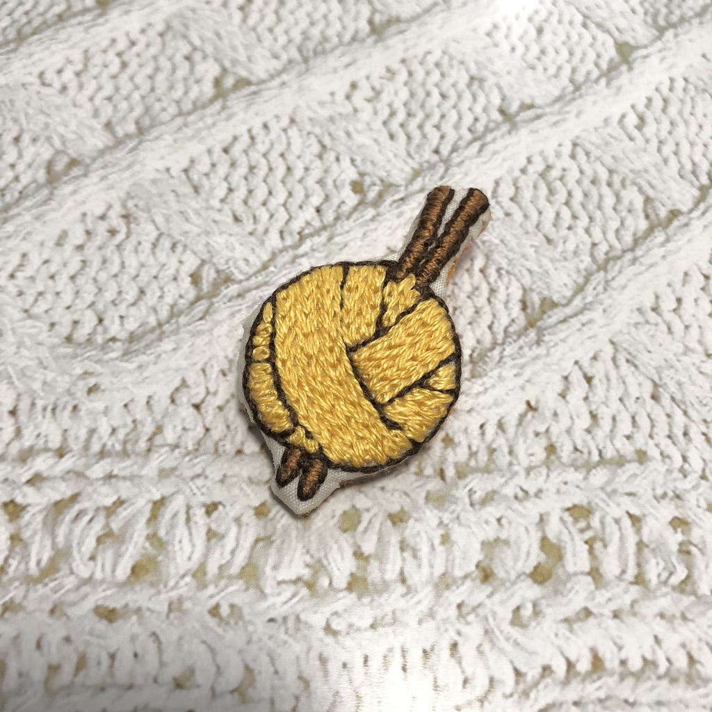 毛糸玉ブローチ - ひま*刺繍のお店 - BOOTH