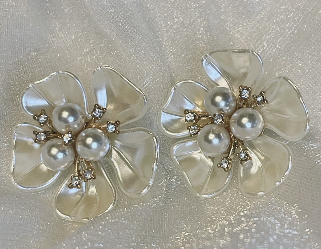 パールフラワーピアス