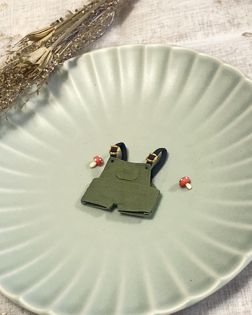 【再販】10cm ぬい服 モスグリーンのポケット付きサロペット（オーバーオール）
