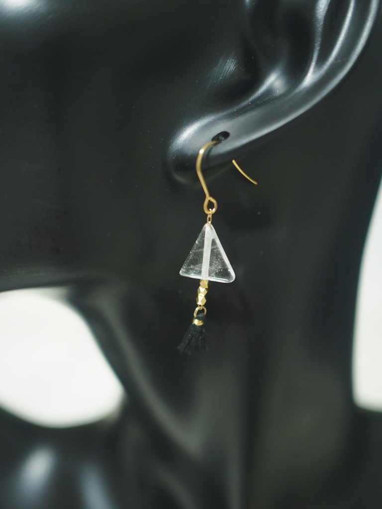三角水晶ピアス/ブラック