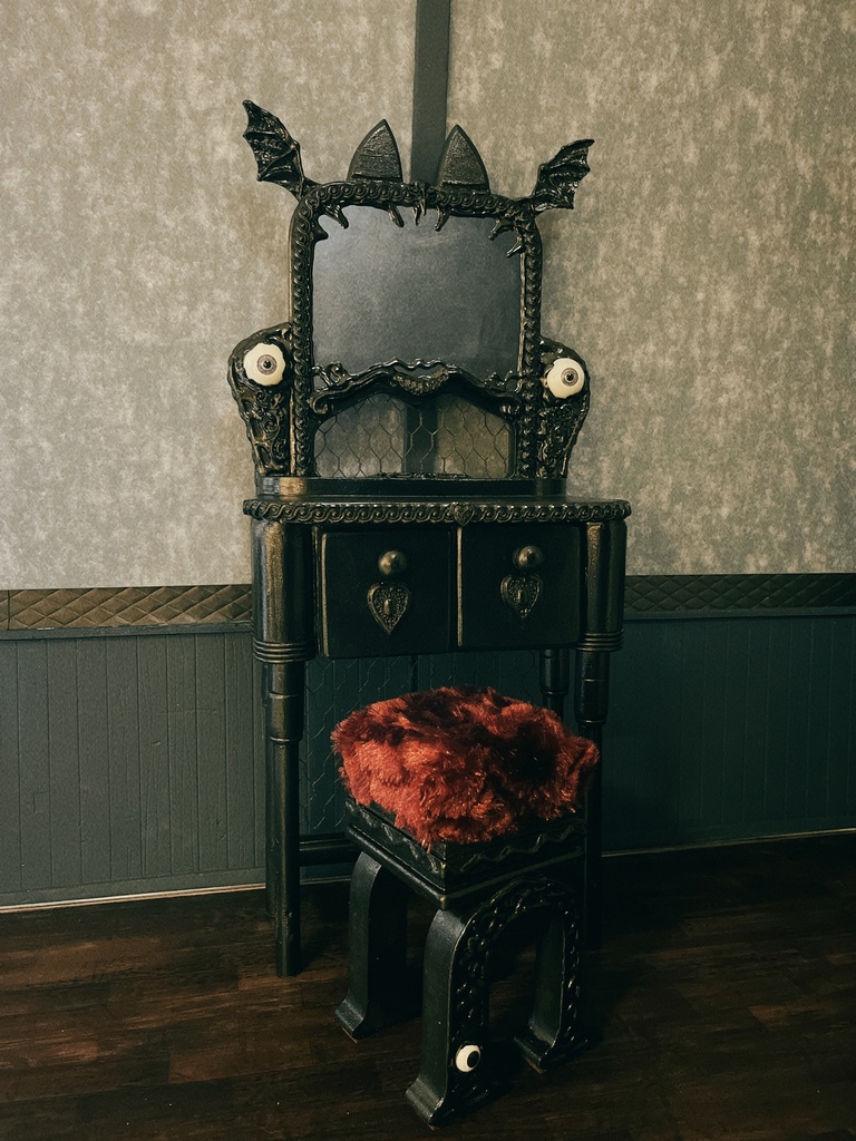 たぶん呪われたブラックミラードレッサー