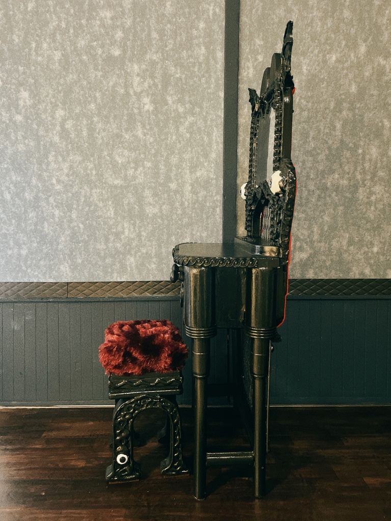 たぶん呪われたブラックミラードレッサー