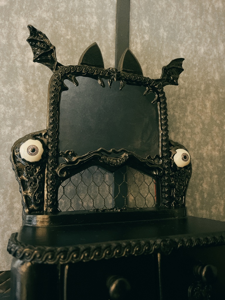 たぶん呪われたブラックミラードレッサー