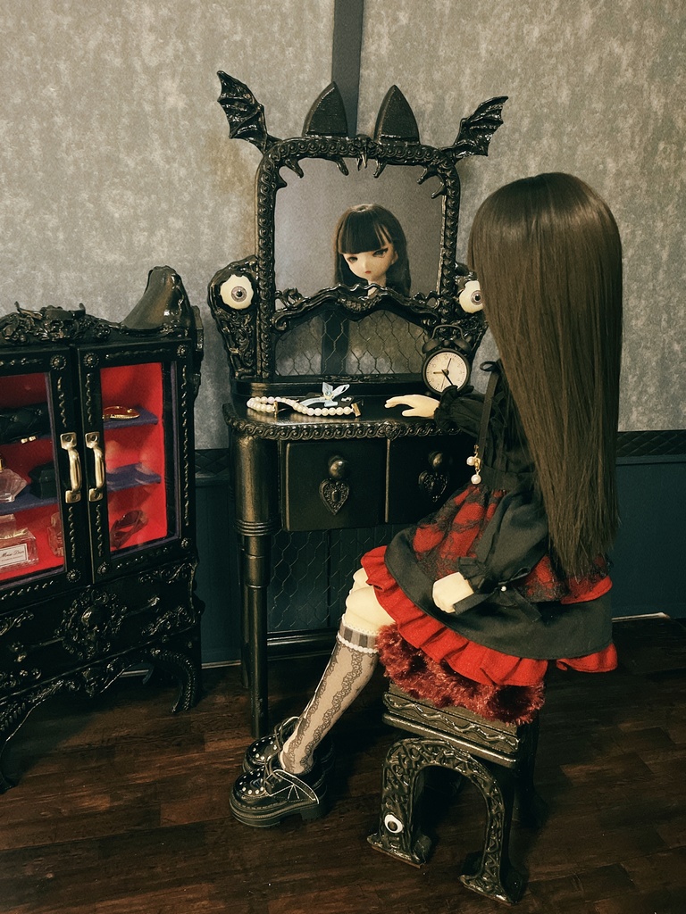 たぶん呪われたブラックミラードレッサー