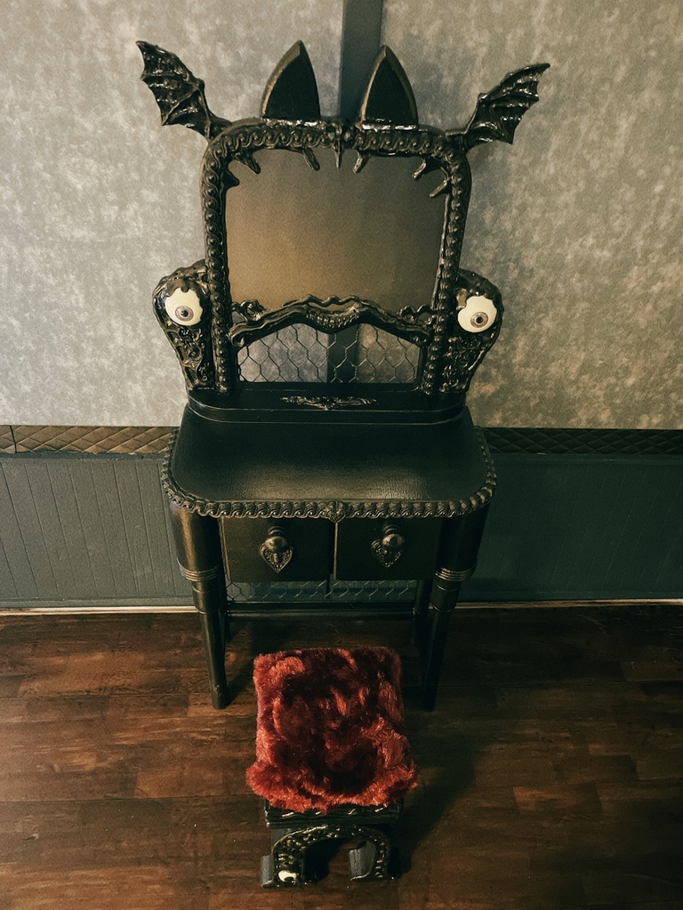 たぶん呪われたブラックミラードレッサー