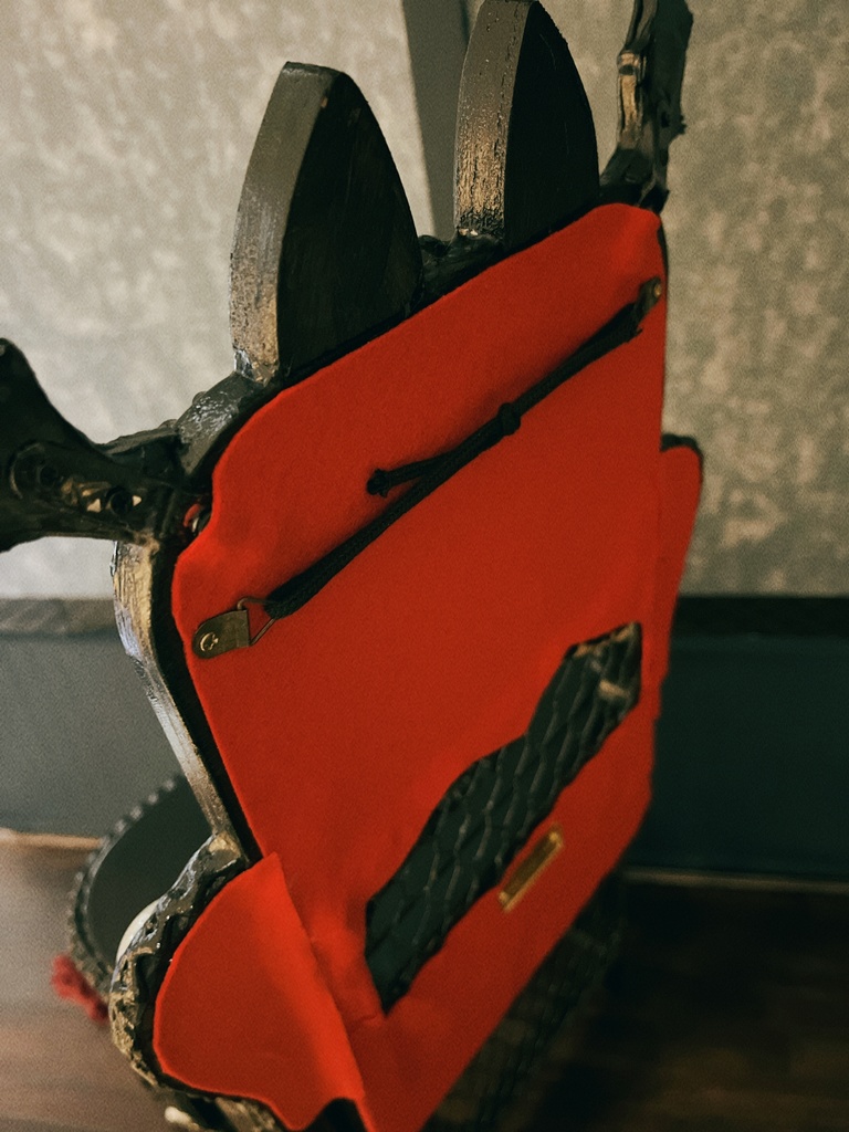 たぶん呪われたブラックミラードレッサー