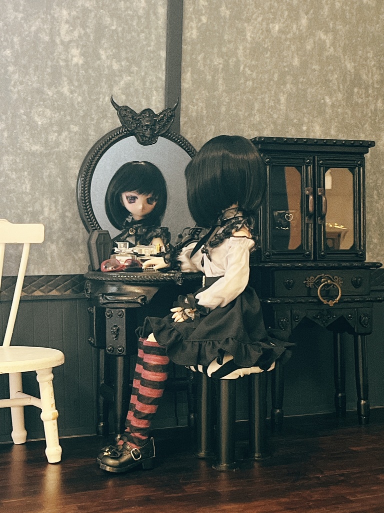 ヴィラン家具　ミニブラックミラードレッサー