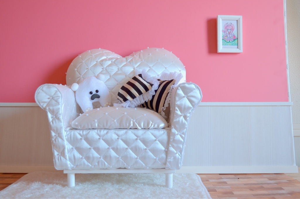 ドールサイズ　サテンパールキルト　ミドルソファ　ホワイト