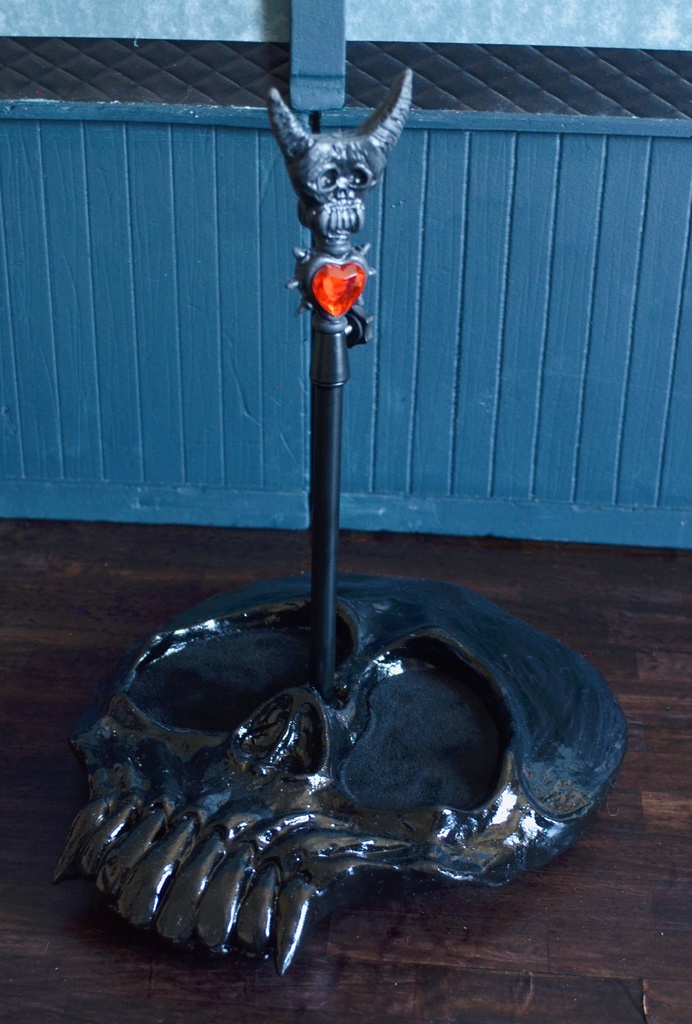 ドールスタンド「踏みつけし漆黒のドクロちゃん」タイプA