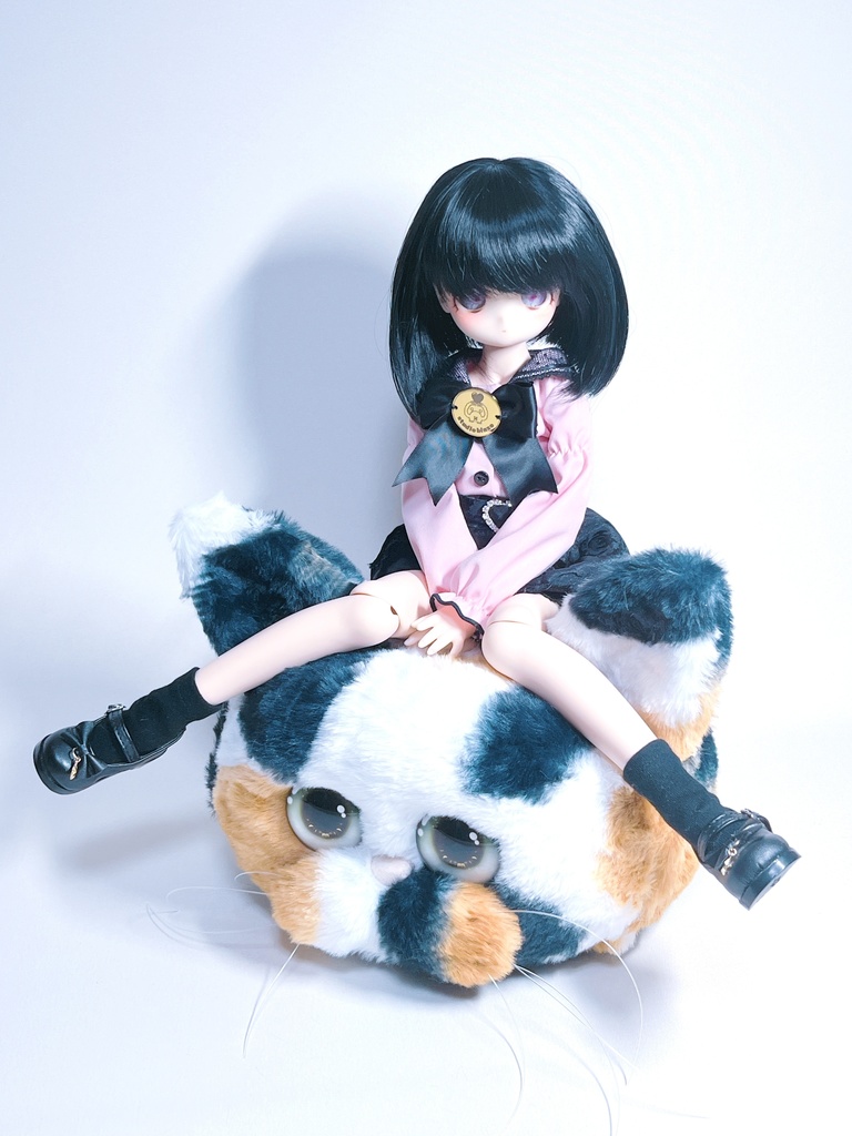 ドールサイズ 猫ちゃんソファ Aタイプ 短いしっぽの三毛猫