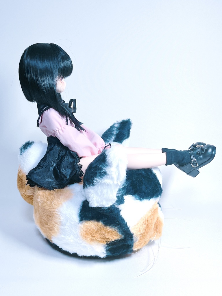 ドールサイズ 猫ちゃんソファ Aタイプ 短いしっぽの三毛猫